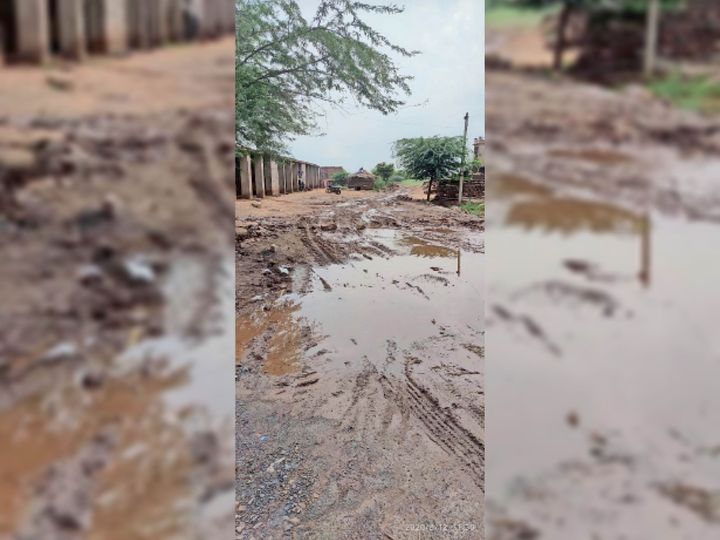 सड़क दुुरुस्त करने की मांग को लेकर क्रेशर जोन में ग्रामीणों ने काटा रास्ता