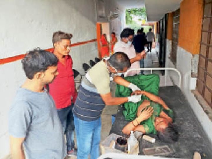 महिला के गले से चेन छीनने का प्रयास, बचाव में बाइक फिसली