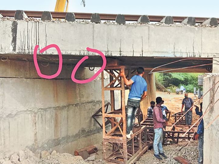 गलत ड्राइंग को सही बताकर बिछाई ब्रिज पर स्लैब, ट्रेन आते ही टूट गई