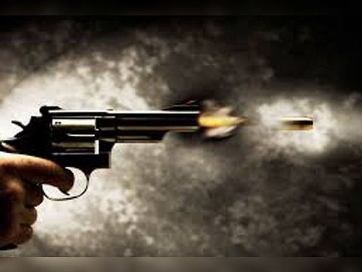 ईनामी बदमाश ने पुलिस पर चलाई गोली