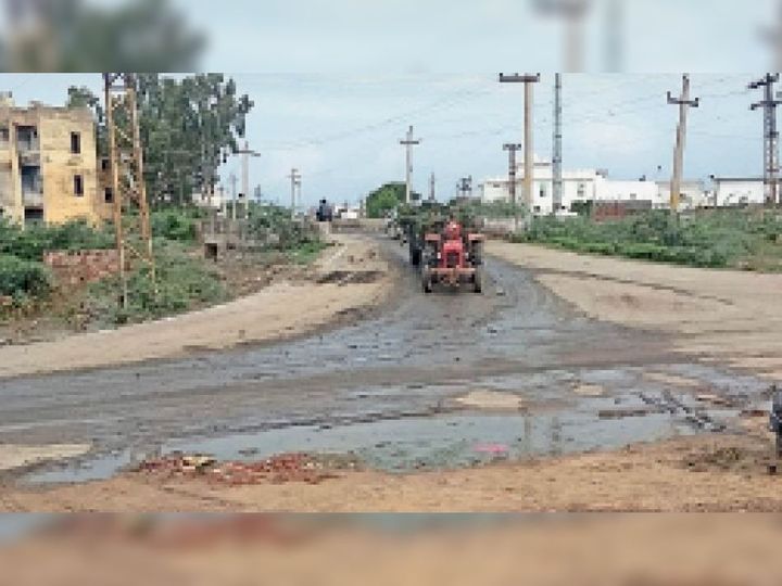 नालों से निकला कीचड़, सड़कों पर फैला, वाहन फिसले