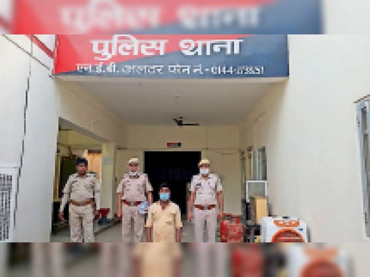 चोरी और पुलिस दल से हाथापाई करने का आराेपी किया गिरफ्तार