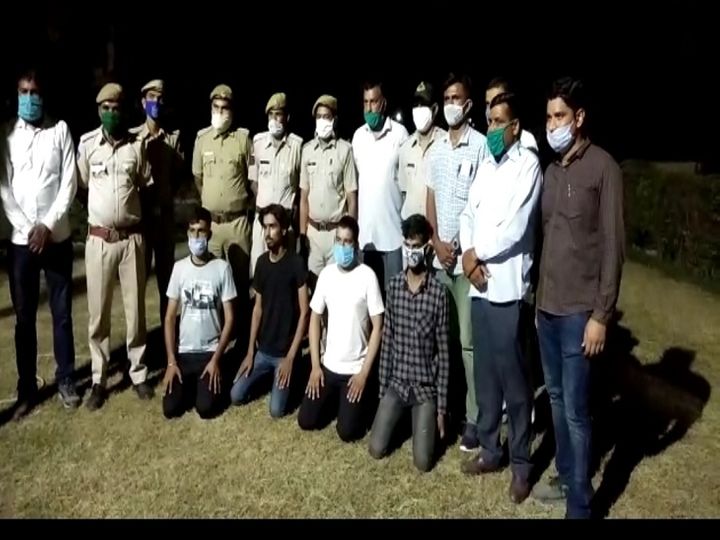 ऑटोमैटिक कार्बाइन, 7 पिस्टल 2 मैग्जीन के साथ 4 गिरफ्तार