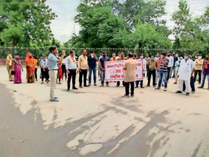 करंट से बालिका झुलसी, मुआवजे के लिए प्रदर्शन