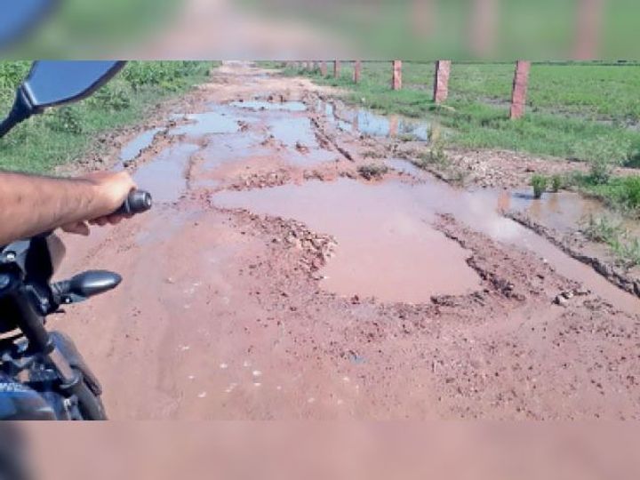 रुदावल: आठ साल से सड़क निर्माण की मांग कर रहे हैं ग्रामीण:सामरी और चक सामरी गांव की सड़क गड्‌ढों में हुई तब्दील