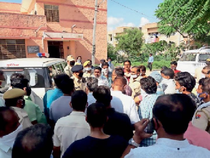 मेडिकल व्यवसायी की कटर से गला काट हत्या