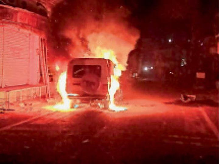 गंगा मंदिर के पास बोलेरो में लगी आग, चालक ने कूदकर बचाई जान