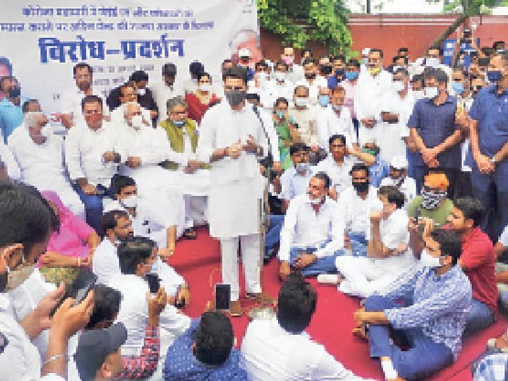कोरोना को लेकर नीट और जेईई टालने के लिए दिए धरने में कांग्रेसी ही सोशल डिस्टेंसिंग भूले