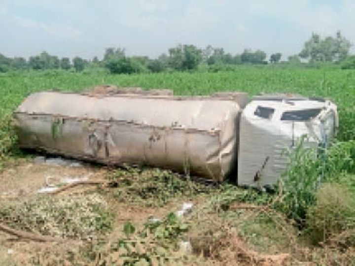 अनियंत्रित टैंकर खेत में पलटा, 30 हजार लीटर दूध फैला