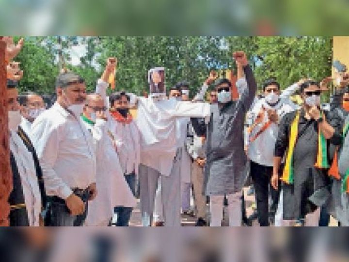 भरतपुर: बढ़ाई गई बिजली दरों को वापस लेने की मांग, भाजपा कार्यकर्ताओं ने किया प्रदर्शन