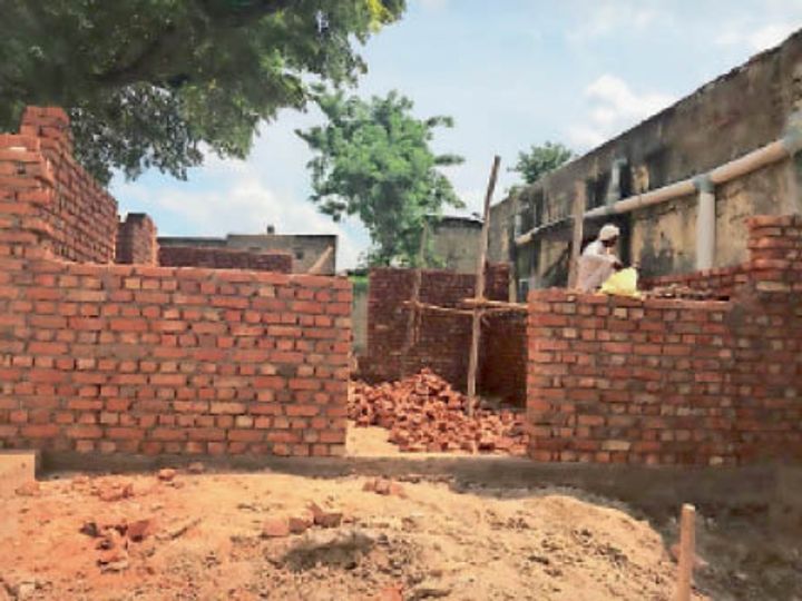 सीकरी: अस्पताल केे लेबर रूम के निर्माण में घटिया सामग्री लगाने से लोगों में रोष