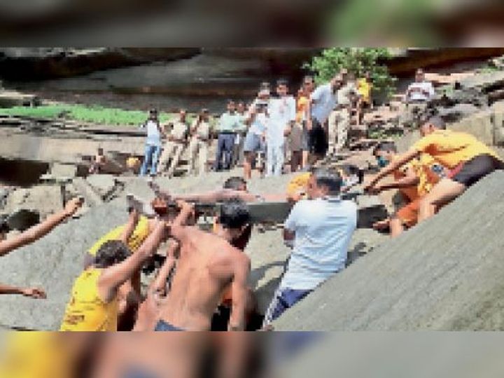 22 घंटे की तलाश के बाद चट्‌टानों में फंसा मिला शव