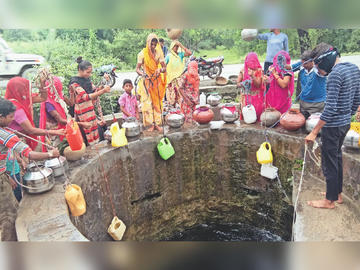 राजस्थान के एक गांव में दो हजार लोगों पर सिर्फ एक कुआं, हर परिवार को 3 घड़े पानी मिलता है