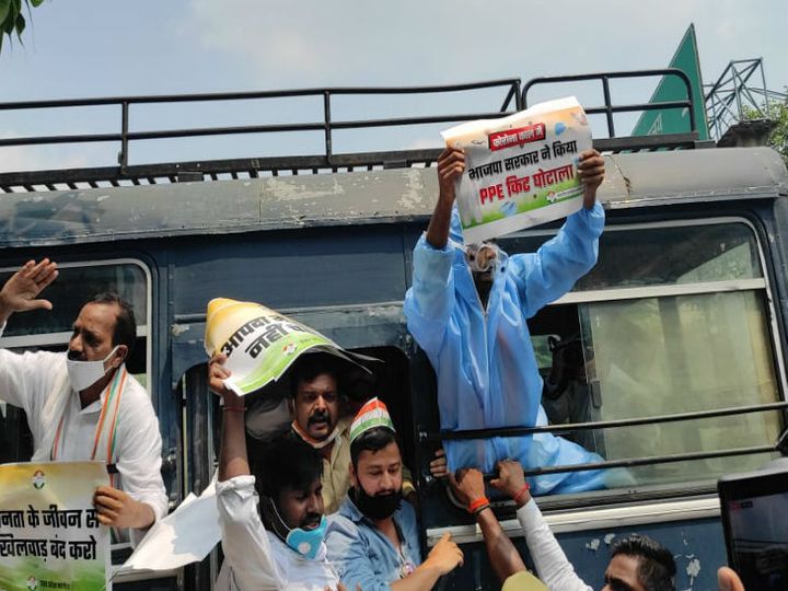 Congress Party Workers Protest In Lucknow; Raised Slogans Against Yogi Adityanath Uttar Pradesh Government Over Scam | कांग्रेस कार्यकर्ताओं ने पीपीई किट खरीद में हुए घोटाले को लेकर सरकार के खिलाफ किया प्रदर्शन, दो दर्जन हिरासत में लिए गए