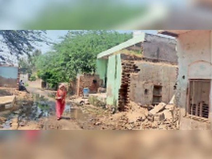 परिक्रमा मार्ग में सामईं से नगला दांदू तक ध्वस्त होंगे अतिक्रमण, थमाए नोटिस