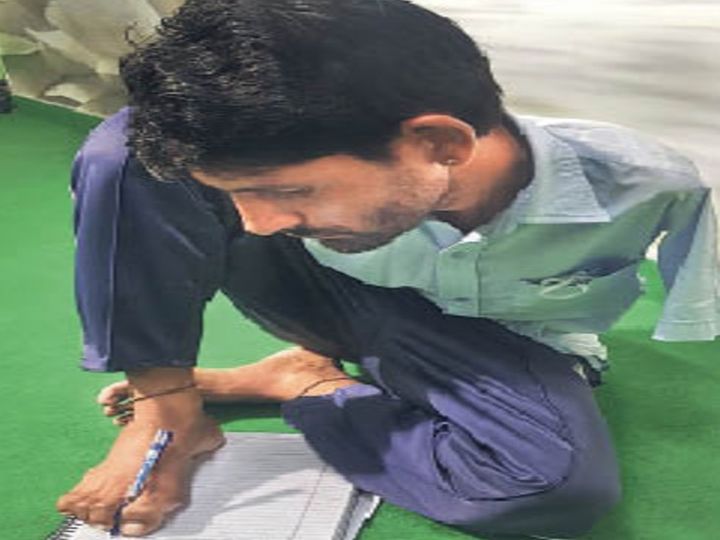 करंट से दोनों हाथ कटे, पैरों से लिखना सीखा और पहले प्रयास में कृषि पर्यवेक्षक के पद पर चयन हुआ