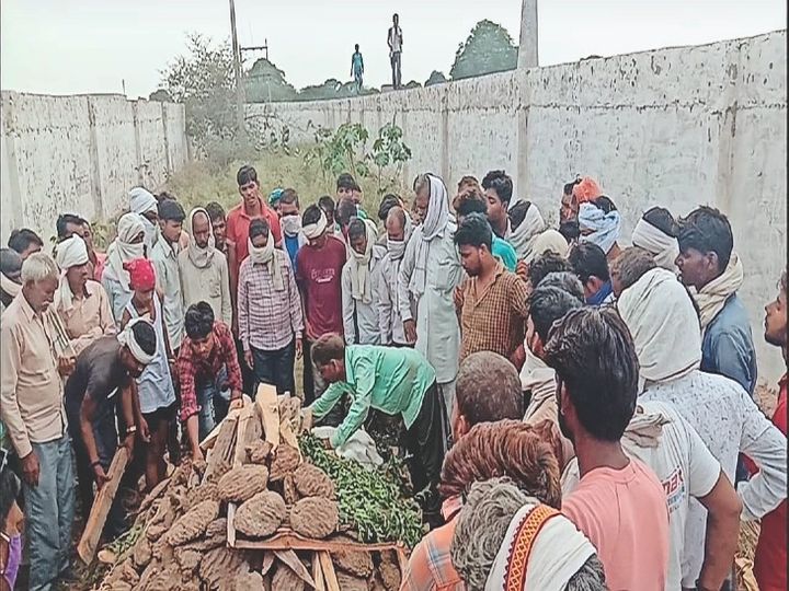 सपेरे से सांप को पकड़वाया, श्रृंगार का सामान रख पत्नी ने उसी सांप से मांगी सुहाग की जान