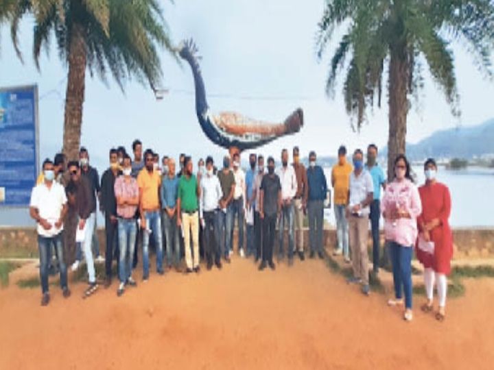संकट की इस घड़ी में माेटी फीस वसूल पैसा कमा रहे हैं स्कूल