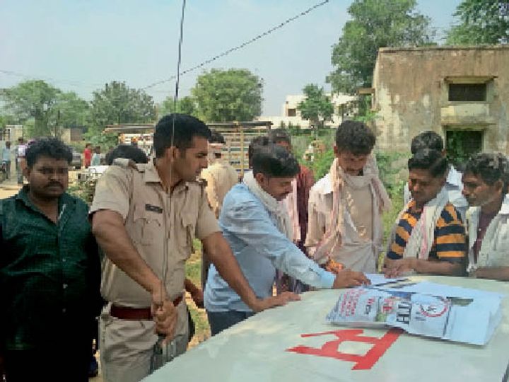 चालक ने जोर से लगाए ब्रेक, पिकअप की छत पर बैठा श्रमिक पहियों के नीचे आया