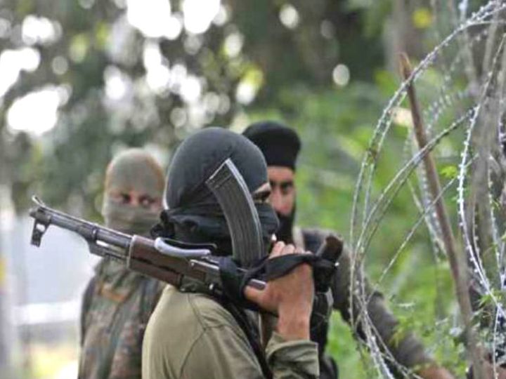 जम्मू: बडगाम जिले में आतंकवादियों ने सरपंच को घर में घुसकर गोली मारी