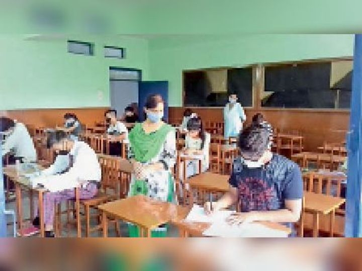 सीबीएसई पूरक परीक्षा  केंद्र पर एक रूम में 12 परीक्षार्थी ही बैठेंगे