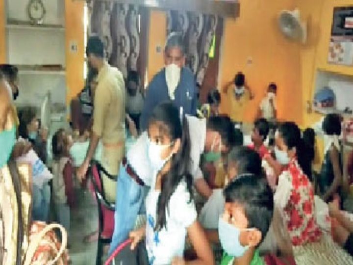 छोटे से कमरे में एक टीचर बिना किसी आधिकारिक अनुमति के 29 बच्चों को पढ़ा रहा।