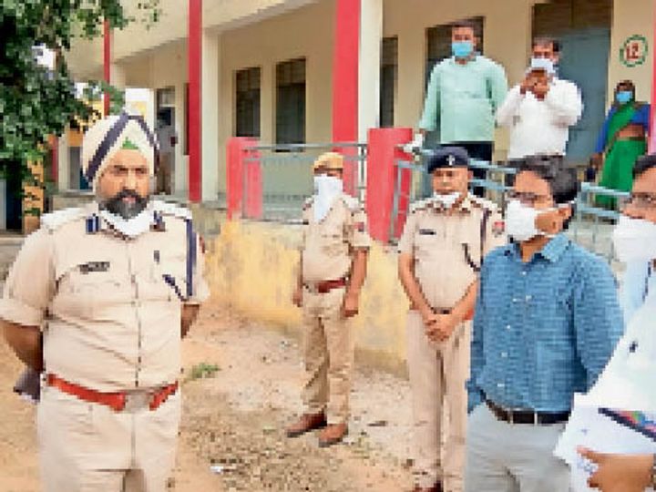 जिला निर्वाचन अधिकारी ने नगर क्षेत्र के मतदान केन्द्रों का किया निरीक्षण