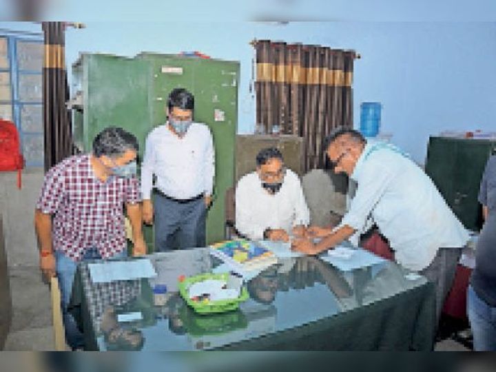 अपने ही स्टाफ से मांग रहा था रिश्वत, आयुर्वेद विभाग का सहायक अधिकारी रुपये 15 हजार लेते पकड़ा