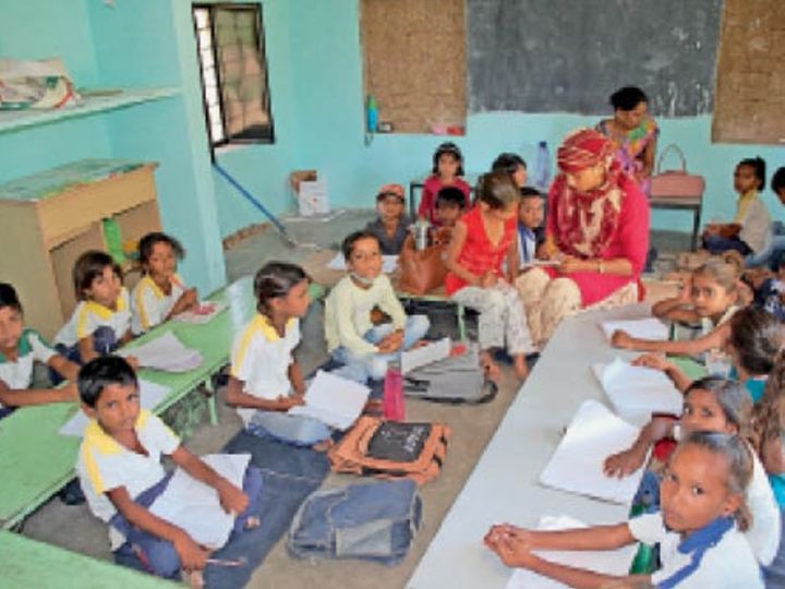 चार कमराें में बिना मास्क के करीब 65 बच्चाें काे पढ़ा रहे हैं शिक्षक