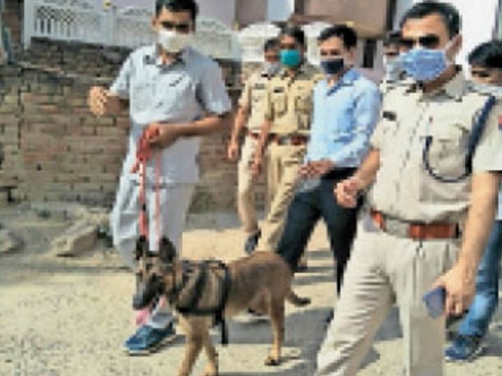 रामगढ़ में दिनदहाड़े 22 साल की युवती की हत्या आरोपियों ने युवती की चुन्नी को फाड़कर फंदा बनाया और गला दबाकर हत्या कर दी