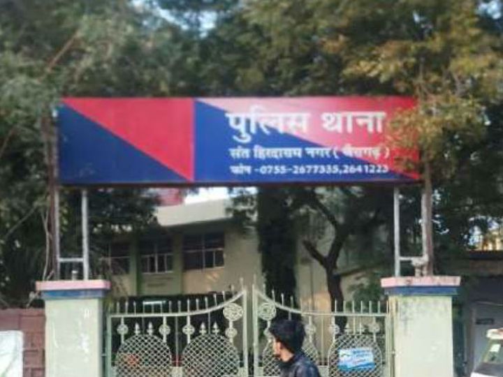 35 साल के परिचित ने 20 साल की दलित लड़की से दुष्कर्म किया, दोस्त शराब पीकर पहरा देते रहे, लोगों ने आरोपी को पकड़ा और पीटा; कांग्रेस का प्रदर्शन 35 साल के परिचित ने 20 साल की दलित लड़की से दुष्कर्म किया, दोस्त शराब पीकर पहरा देते रहे, लोगों ने आरोपी को पकड़ा और पीटा; कांग्रेस का प्रदर्शन