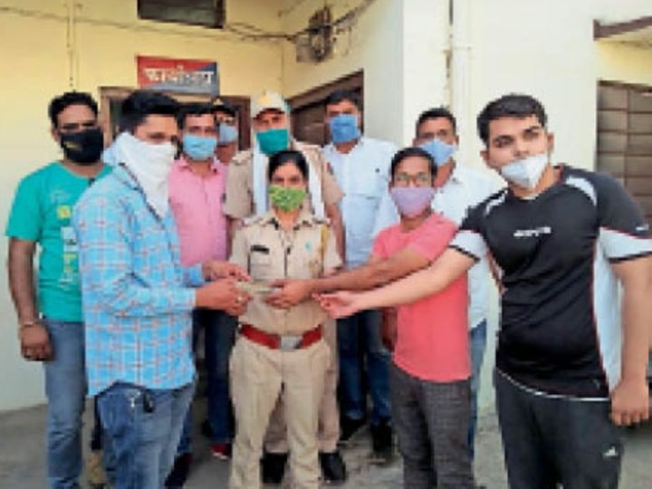 2 बीएड स्टूडेंट ने सड़क पर मिले 2 लाख रु. लौटाए