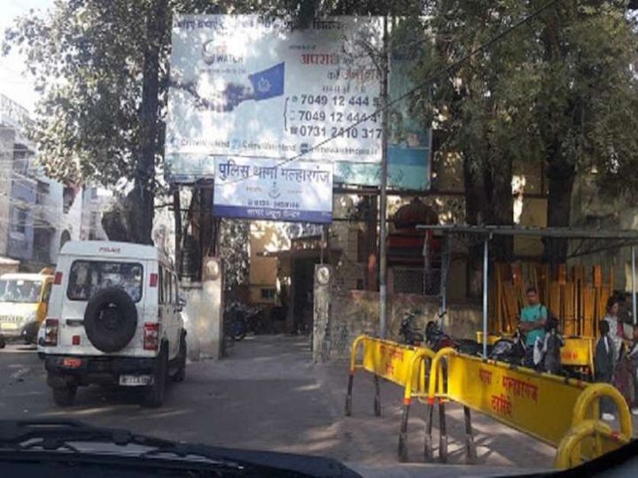 किस्त भरने के लिए पत्नी से रुपए मांगे, नहीं देने पर पत्नी की नाक फोड़कर खुद पर ब्लेड से हमला कर लिया किस्त भरने के लिए पत्नी से रुपए मांगे, नहीं देने पर पत्नी की नाक फोड़कर खुद पर ब्लेड से हमला कर लिया