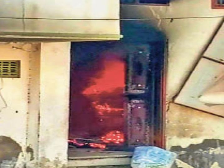 बेटे को बचाने आग की लपटों में कूदा पिता, दोनों की जलकर मौत