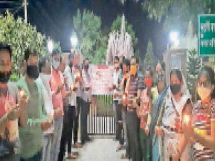 पुजारी को जिंदा जलाने के मामले में कैंडल जलाकर किया प्रदर्शन