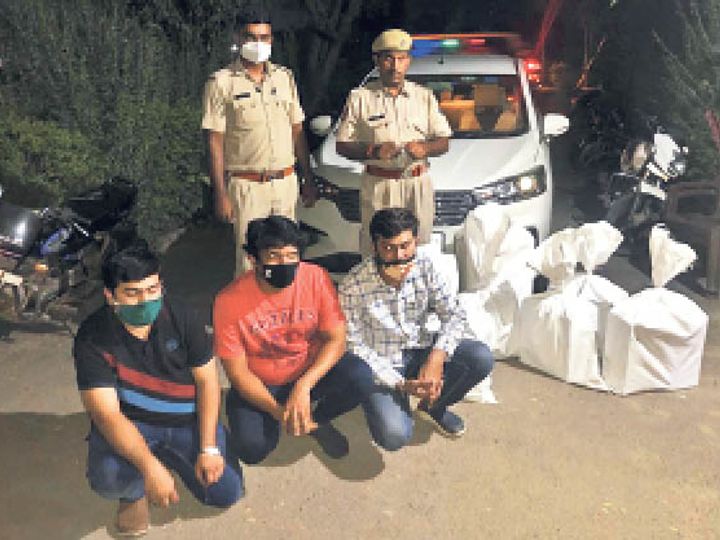 मुंबई से दिल्ली घूमने गए तीन दोस्ताें ने सस्ते के चक्कर में खरीदी शराब की बोतलें, बैग में छिपा ले जा रहे थे