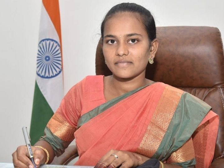 एम। श्रावणी, जो आंध्र प्रदेश के अनंतपुर में एक दिन के कलेक्टर बन गए थे, कलेक्टर की कुर्सी पर बैठे, सरकारी गर्ल्स हाई स्कूल भी गए। आंध्रप्रदेश के अनंतपुर में एक दिन की कलेक्टर बनीं एम। श्रावणी, कलेक्टर की कुर्सी पर बैठकर निपटाया कामकाज, सरकारी कन्या हाई स्कूल का दौरा भी किया 2 88 1602746161 एम। श्रावणी, जो आंध्र प्रदेश के अनंतपुर में एक दिन के कलेक्टर बन गए थे, कलेक्टर की कुर्सी पर बैठे, सरकारी गर्ल्स हाई स्कूल भी गए। आंध्रप्रदेश के अनंतपुर में एक दिन की कलेक्टर बनीं एम। श्रावणी, कलेक्टर की कुर्सी पर बैठकर निपटाया कामकाज, सरकारी कन्या हाई स्कूल का दौरा भी किया