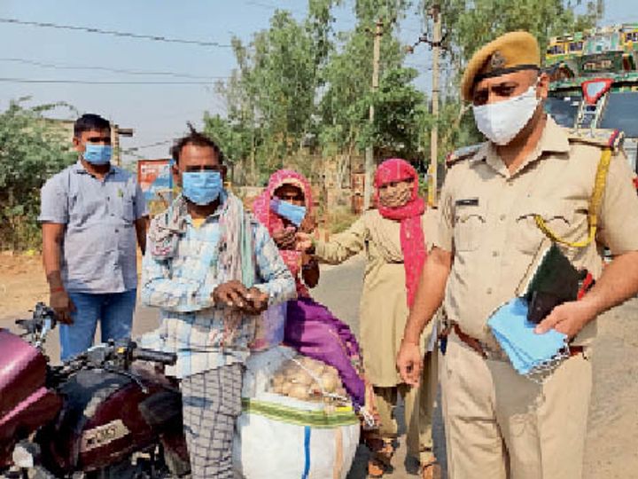 सिर पर न हेलमेट था न चेहरे पर मास्क, पुलिस ने गुलाब का फूल सौंपा और पहना दिया मास्क