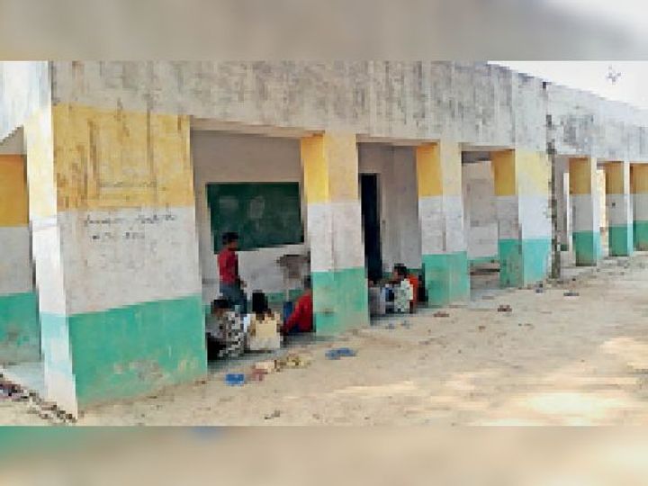 रजिस्टर में हाजिरी कर धौलपुर घूम रहे थे संस्था प्रधान, सीबीईओ ने काटा एक दिन का वेतन