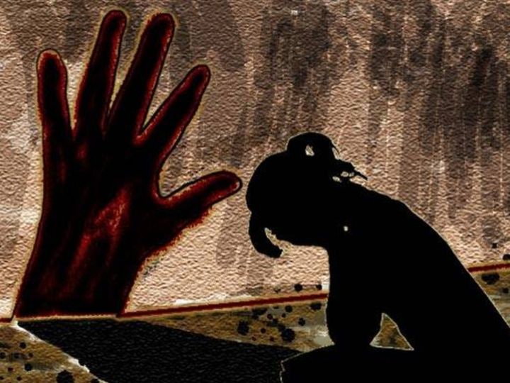 शौच करने गई नाबालिग के साथ सामूहिक दुष्कर्म