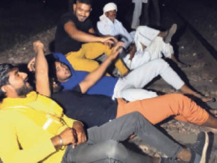 गुर्जरों का पटरी उखाड़ आंदोलन 60 ट्रेनें डायवर्ट दिल्ली-मुंबई रेलवे ट्रैक की फिश प्लेटें उखाड़ीं