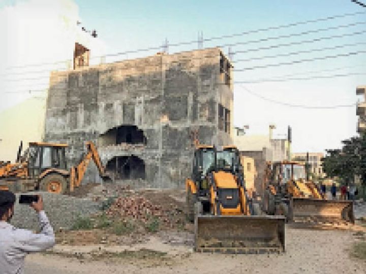 कार्रवाई: गोल्फ कोर्स रोड पर डीटीपी ने चलाया पीला पंजा, 10 मकानों को किया सील 3 कार्रवाई: गोल्फ कोर्स रोड पर डीटीपी ने चलाया पीला पंजा, 10 मकानों को किया सील 3