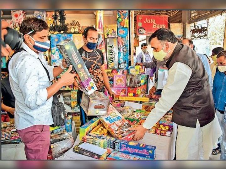 कार्रवाई की तैयारी:दिल्ली में केवल ‘ग्रीन क्रैकर’ लोगो वाले पटाखे ही बिकेंगे 15 कार्रवाई की तैयारी:दिल्ली में केवल ‘ग्रीन क्रैकर’ लोगो वाले पटाखे ही बिकेंगे 13