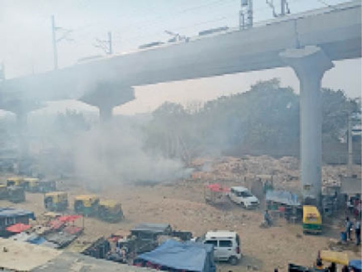 खतरनाक स्तर पर पहुंची दिल्ली की हवा: आंखों में जलन, न कूड़ा जलना रुक रहा न सड़कों की मिट्टी उठ रही 3 खतरनाक स्तर पर पहुंची दिल्ली की हवा: आंखों में जलन, न कूड़ा जलना रुक रहा न सड़कों की मिट्टी उठ रही 3