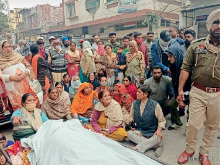 Khalwada Gate's young man mourned in house | खलवाड़ा गेट के युवक की घर में माैत, परिजनों ने पलाही गेट में शव रखकर लगाया धरना 1 orig 22 1 1605205519
