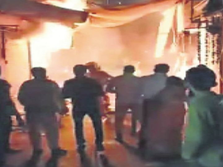 चूड़ी मार्केट में आग से करोड़ों का नुकसान, नगर परिषद ने दुकानें गिराने के लिए नोटिस चस्पा किया