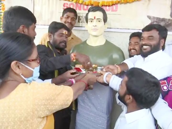 तेलंगाना के गांव डुब्बा टांडा में रविवार को सोनू सूद के मंदिर का लोकार्पण किया गया। - Dainik Bhaskar