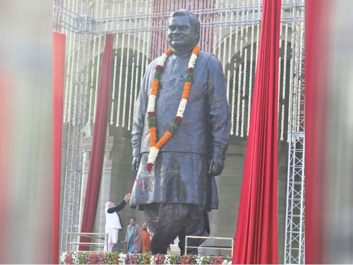 यह फोटो लखनऊ के लोकभवन की है। यहां पूर्व प्रधानमंत्री अटल की प्रतिमा लगी है। पिछले साल प्रधानमंत्री नरेंद्र मोदी ने इसका अनावरण किया था। - Dainik Bhaskar