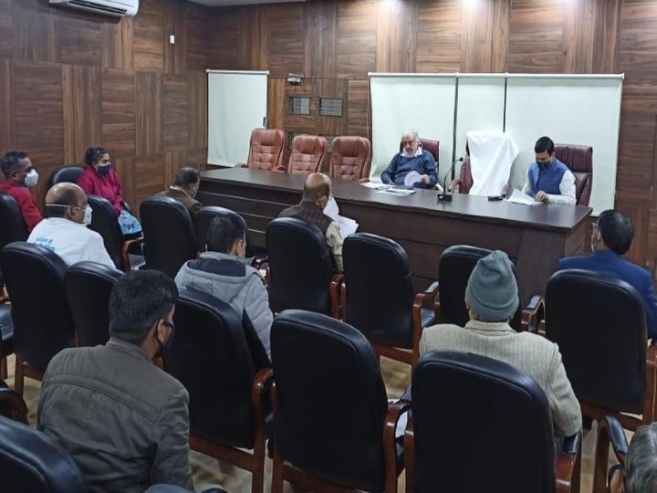 अपर मुख्य सचिव ने अधिकारीयों संग कोरोना संक्रमण के रोकथाम, चिकित्सा व वैक्सीनेशन की व्यवस्था को लेकर समीक्षा बैठक की। - Dainik Bhaskar