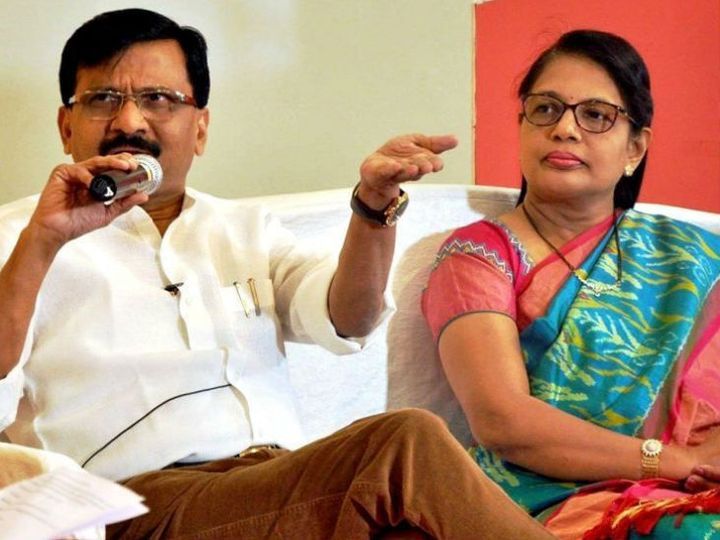 शिवसेना नेता संजय राउत पत्नी वर्षा के साथ। ED को वर्षा के अकाउंट में हुए ट्रांजेक्शन के मामले में पूछताछ करनी है। - फाइल फोटो। - Dainik Bhaskar